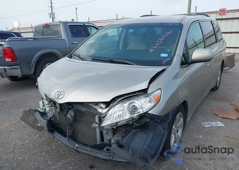 2015 Toyota Sienna Le 8 Passenger z USA, uszkodzony, nr VIN 5TDKK3DC3FS530137